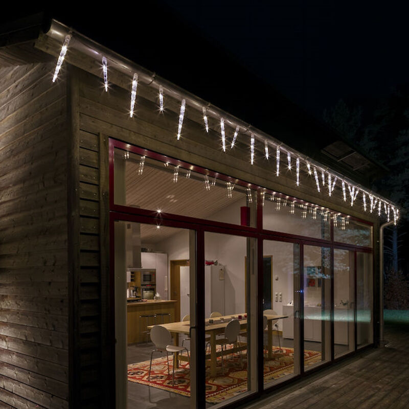 32 Outdoor icicle lighting, different heights, 7.75m wide