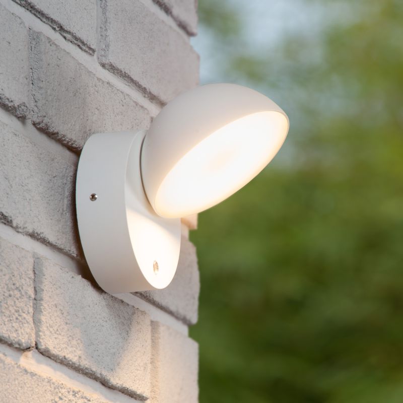 White outdoor wall light with dusk to dawn sensor modern, Finn, 12W, 3000K LED, IP54 White outdoor wall light with dusk to dawn sensor modern, Finn, 12W, 3000K LED, IP54