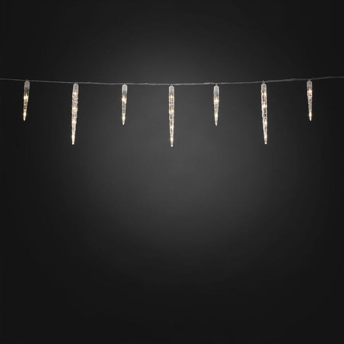 32 Outdoor icicle lighting, different heights, 7.75m wide