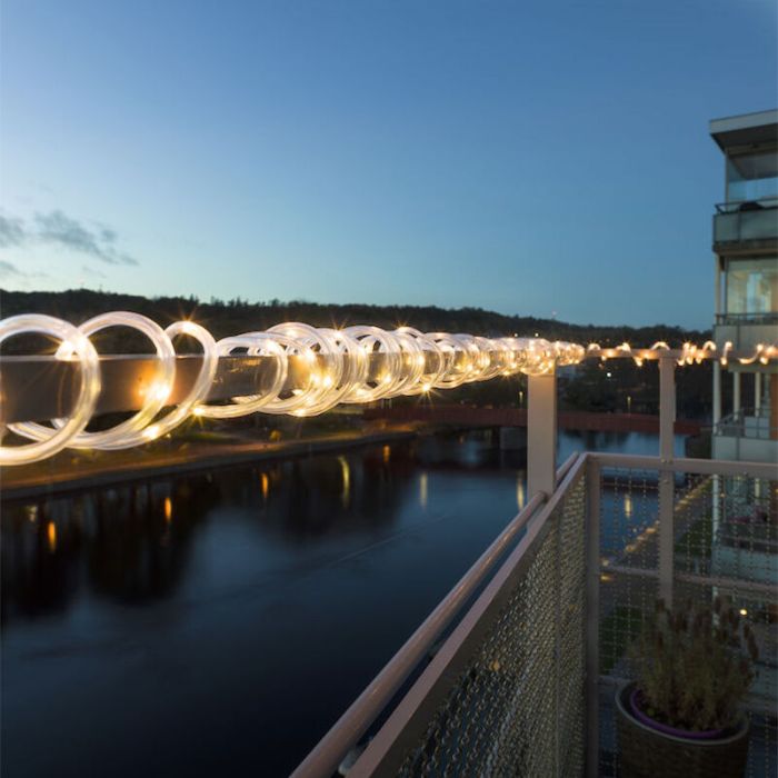 This LED rope light is 70 meters long and has a diameter of 1.3 cm. The connection cable is 1.5 meters long.